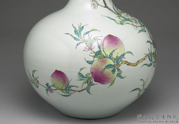 Celestial globe vase with polychrome decoration of peaches in fencai painted enmales, Qing dynasty, Qianlong reign (1736-1795)-China Archive